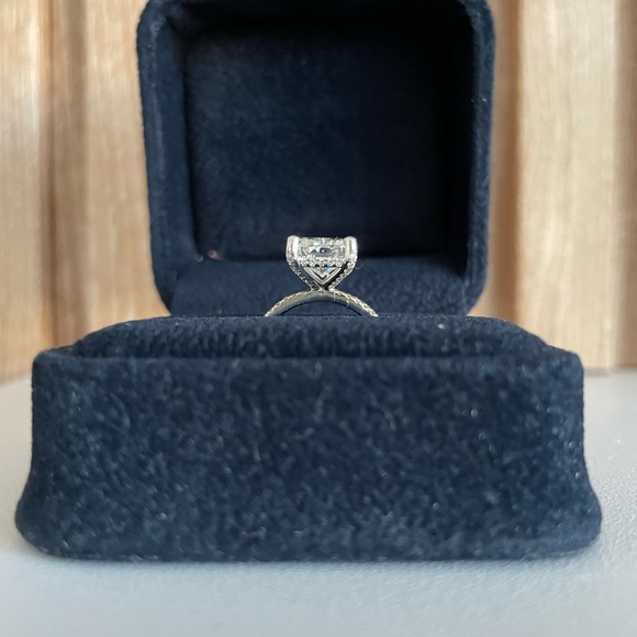 Elegant radiant cut 3 carat lab grown diamond set in 18K white gold pave ring - Picture 3 of 16